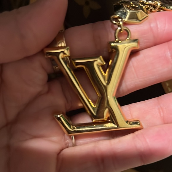 LV charm authentic hard to find - Picture 5 of 7